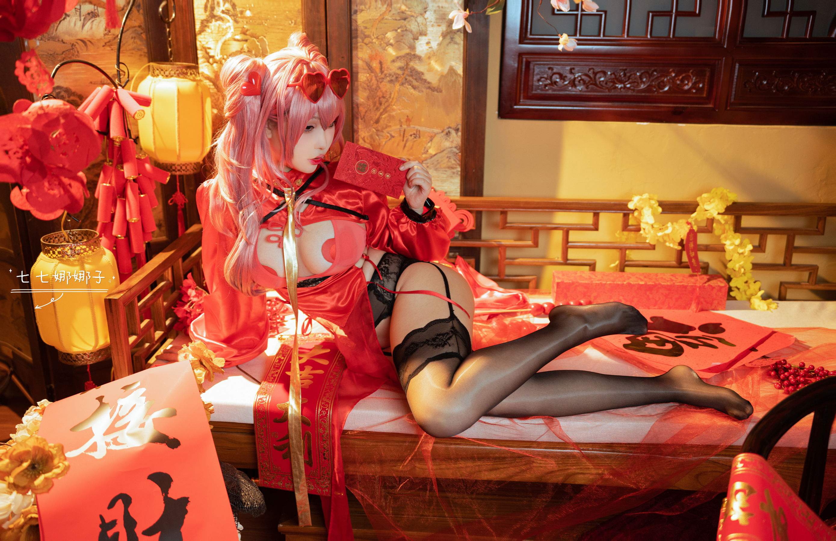 [福利COS] 七七娜娜子 – 布莱默顿新春旗袍-秀臀网-高品质图集网