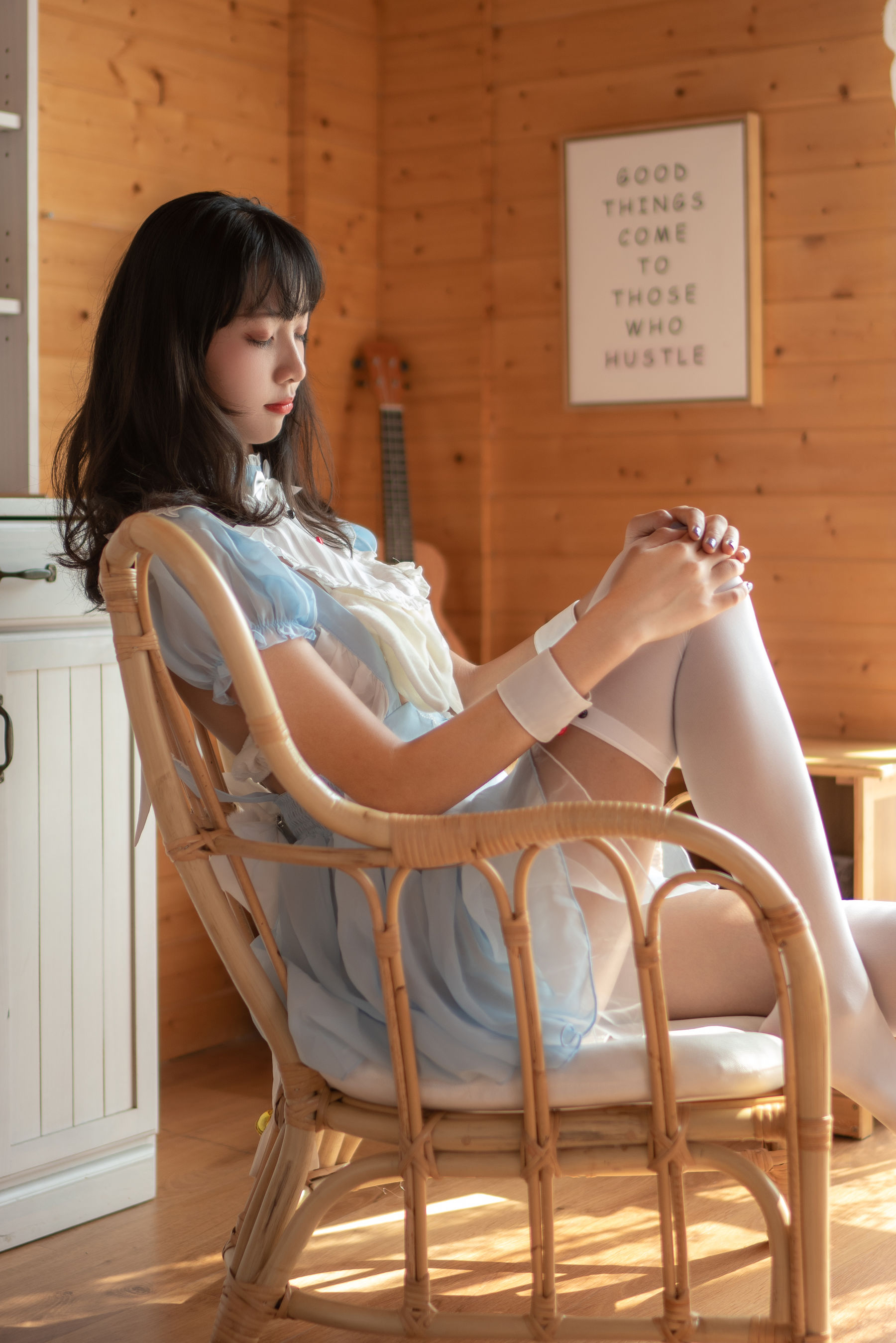 [福利COS] 清纯妹子西瓜 – 蓝白女仆-秀臀网-高品质图集网