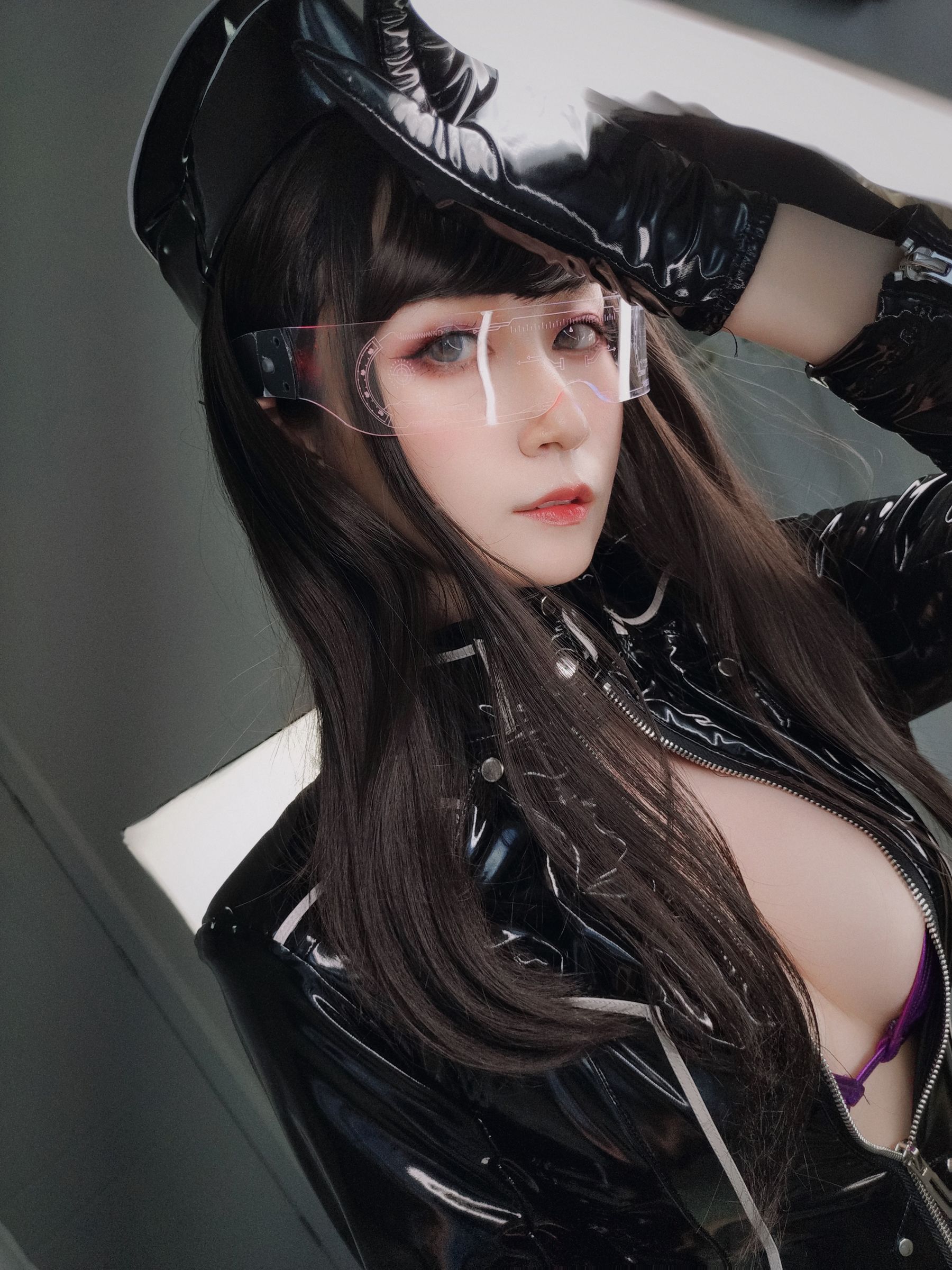 [Cosplay] Coser小姐姐白银 – 通讯官-秀臀网-高品质图集网