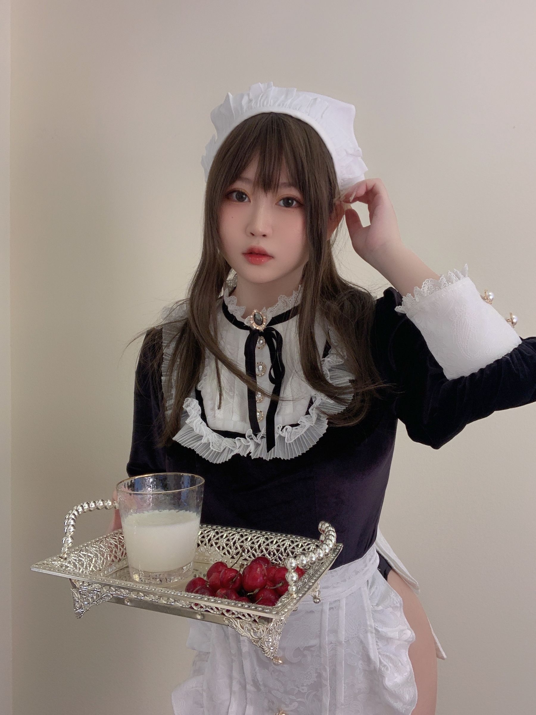 [福利COS] 蜜桃少女是依酱呀 – 女仆馆长-秀臀网-高品质图集网