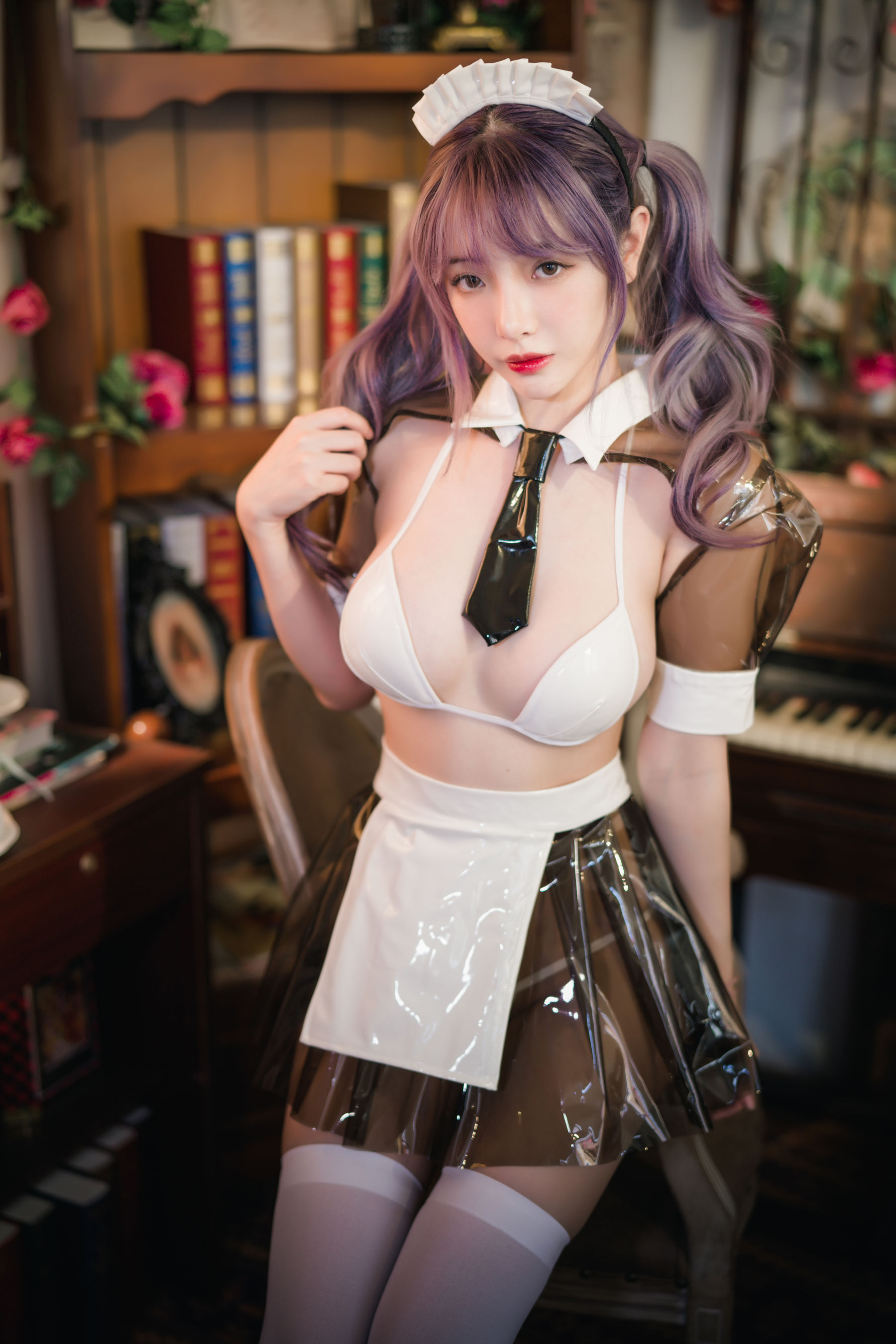 [COS福利] 动漫博主雯妹 – 透明皮衣女仆-秀臀网-高品质图集网