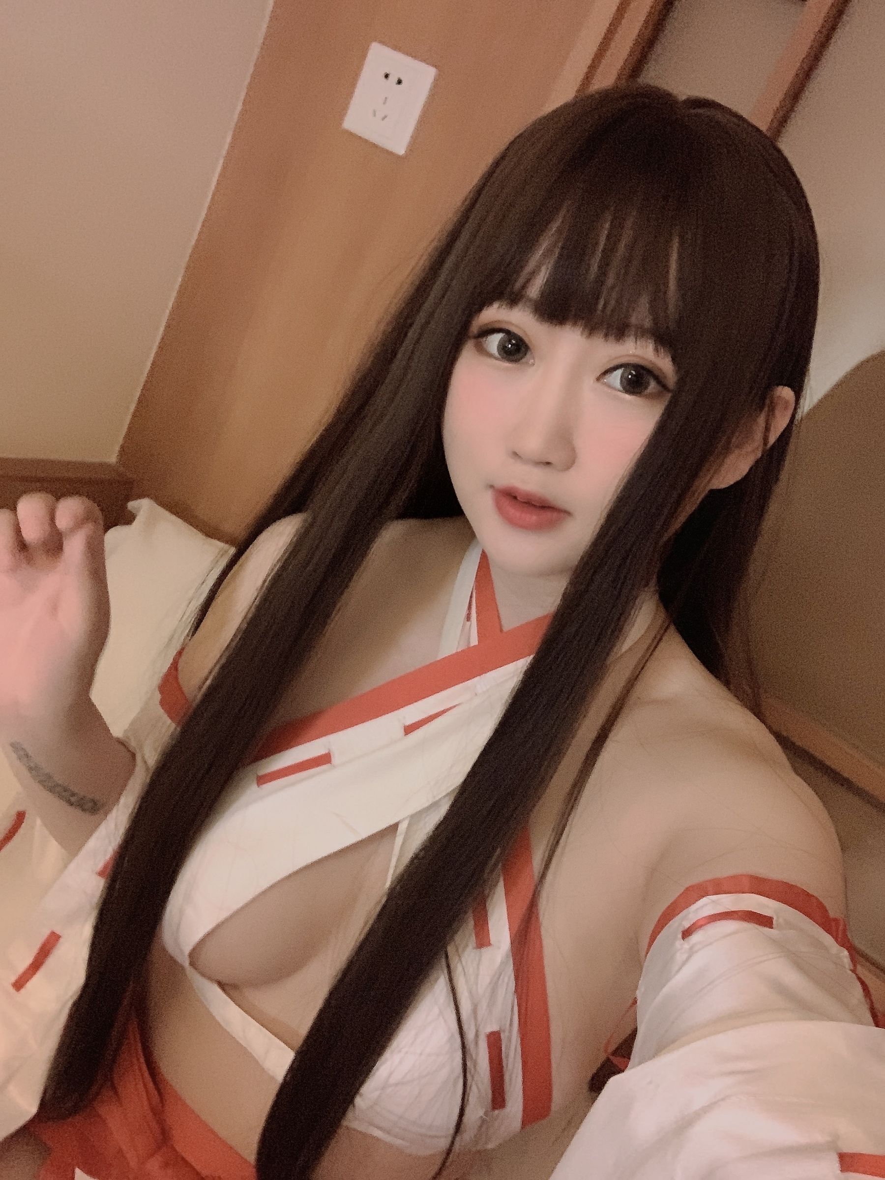 [COS福利] 蜜桃少女是依酱呀 – 女巫-秀臀网-高品质图集网