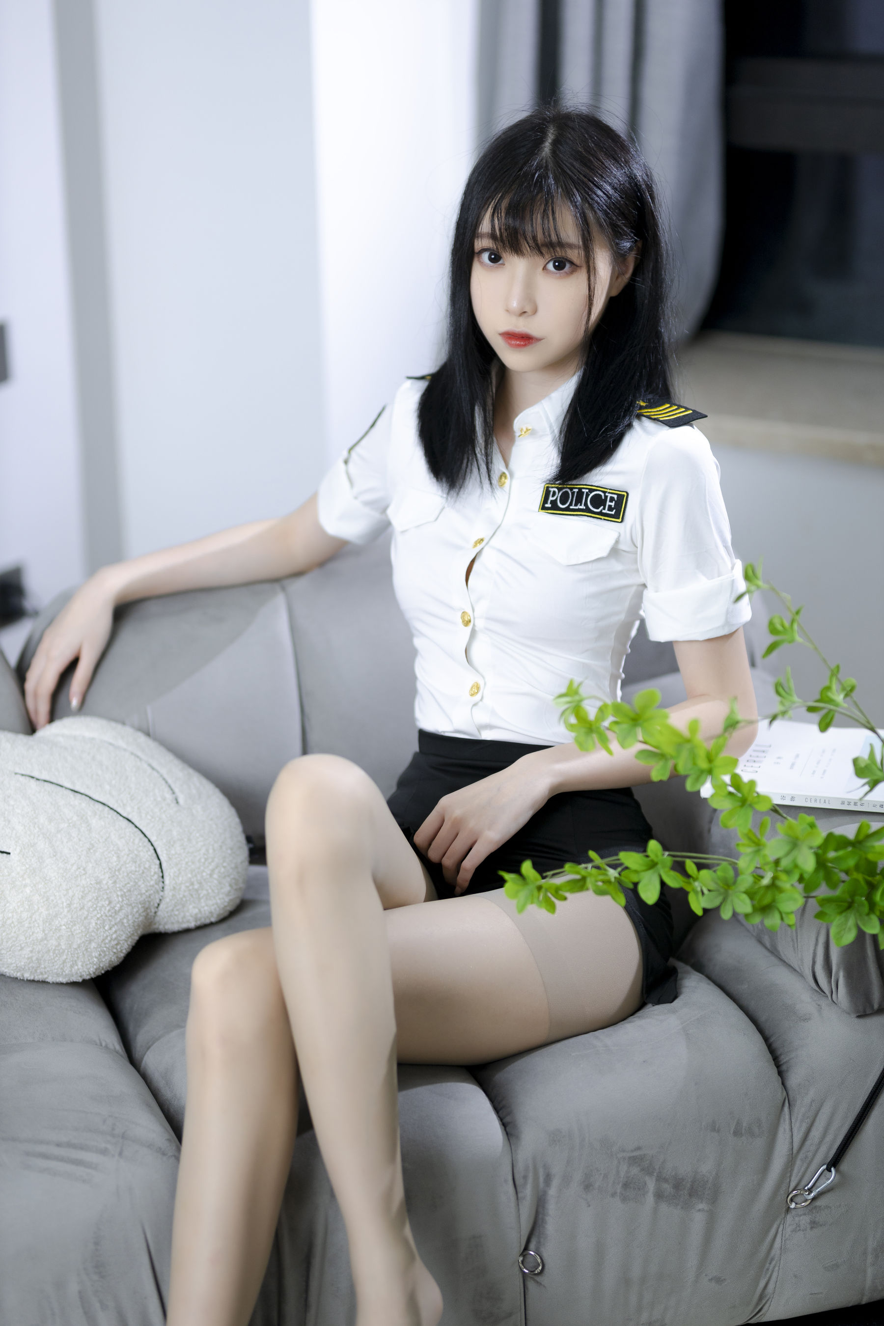 [福利COS] 许岚(叁月life) – 灰丝制服-秀臀网-高品质图集网