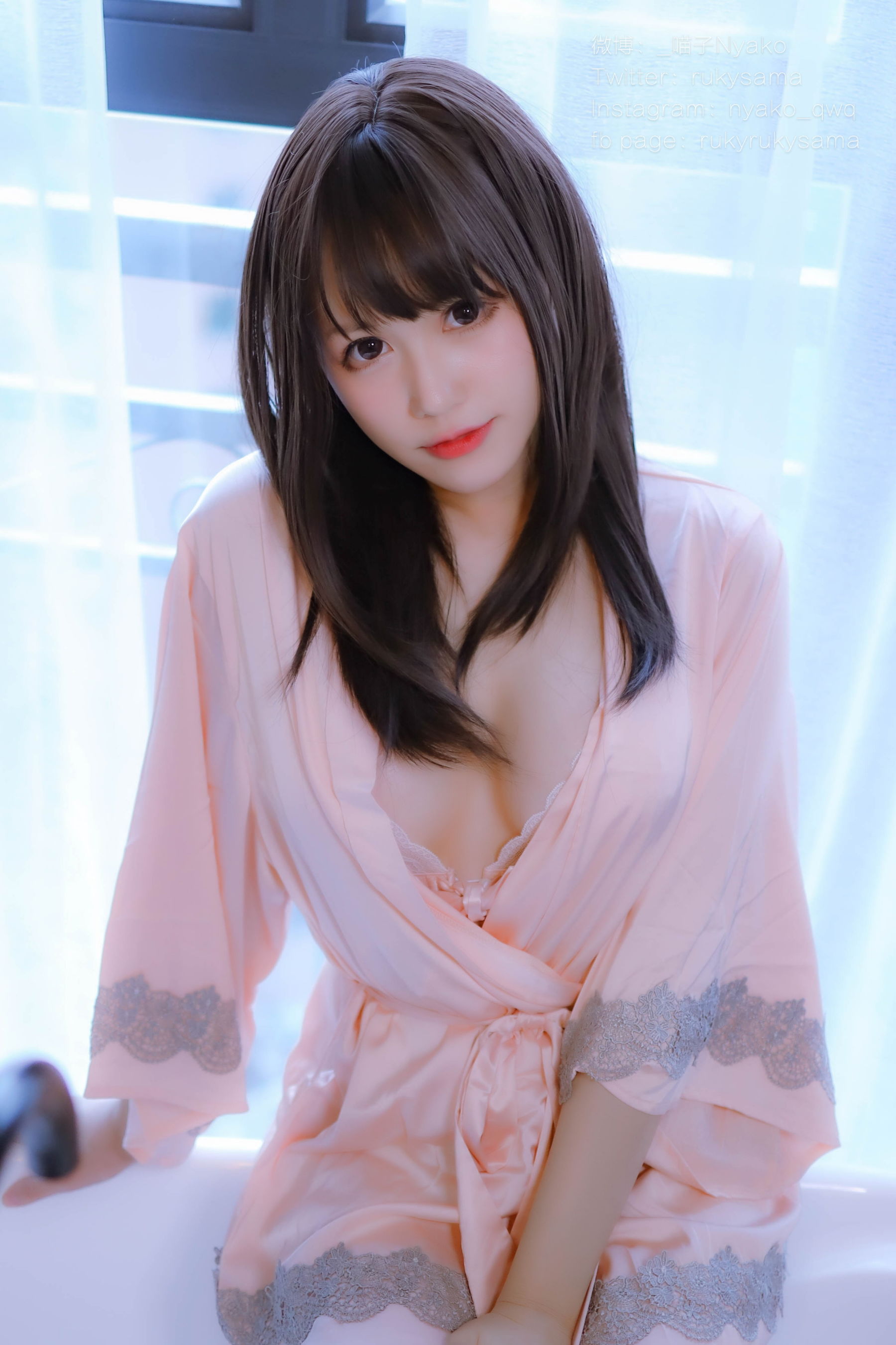 [网红COSER写真] 萌妹子Nyako喵子 – 妄想彼女との同棲生活 之 粉嫩丝绸睡衣-蕾丝百合网-美图分享,Cosplay美图,私房写真,套图下载