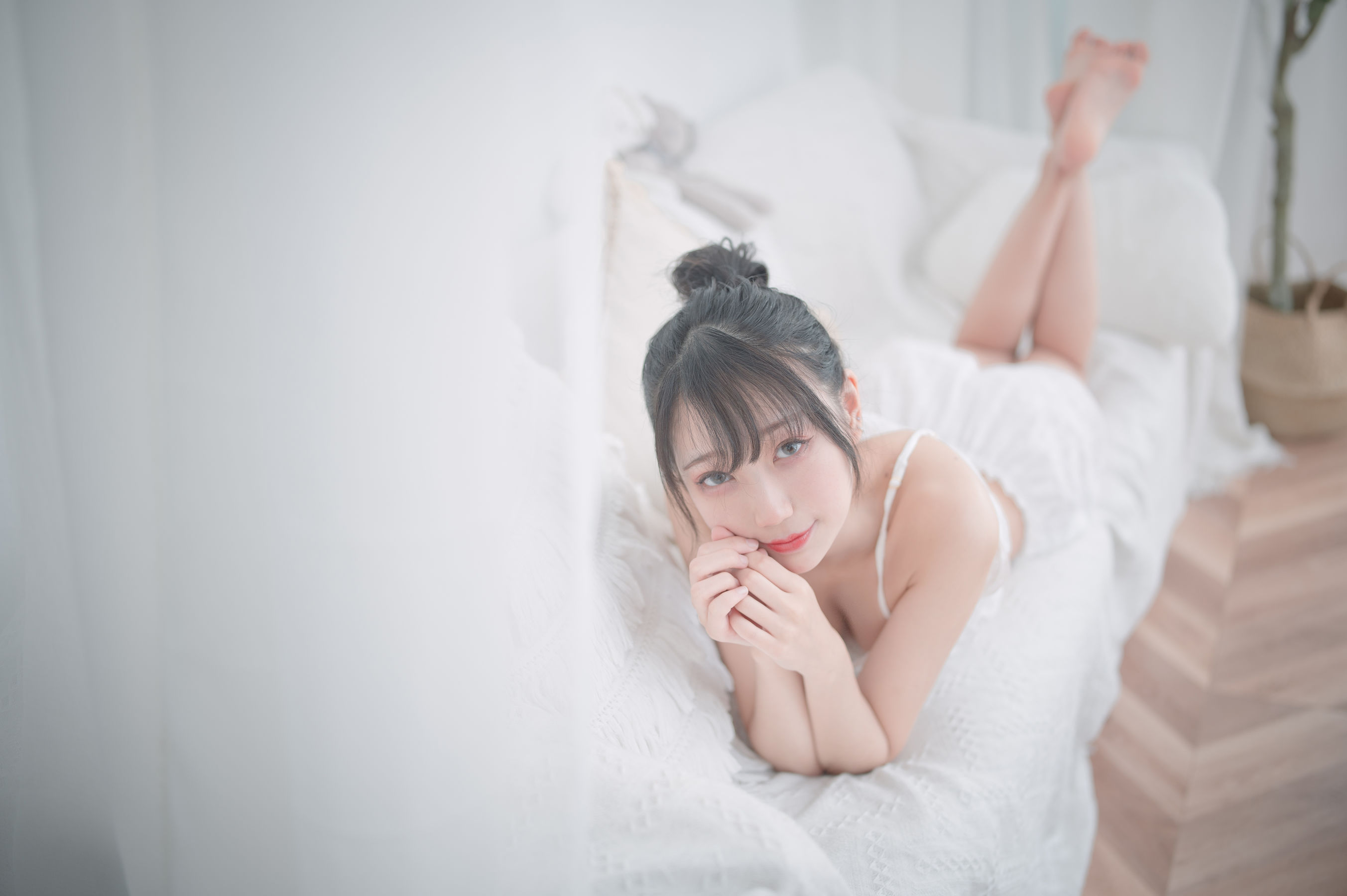 图片[2]-[COS福利] 周叽是可爱兔兔 – 白色睡衣-蕾丝百合网-美图分享,Cosplay美图,私房写真,套图下载