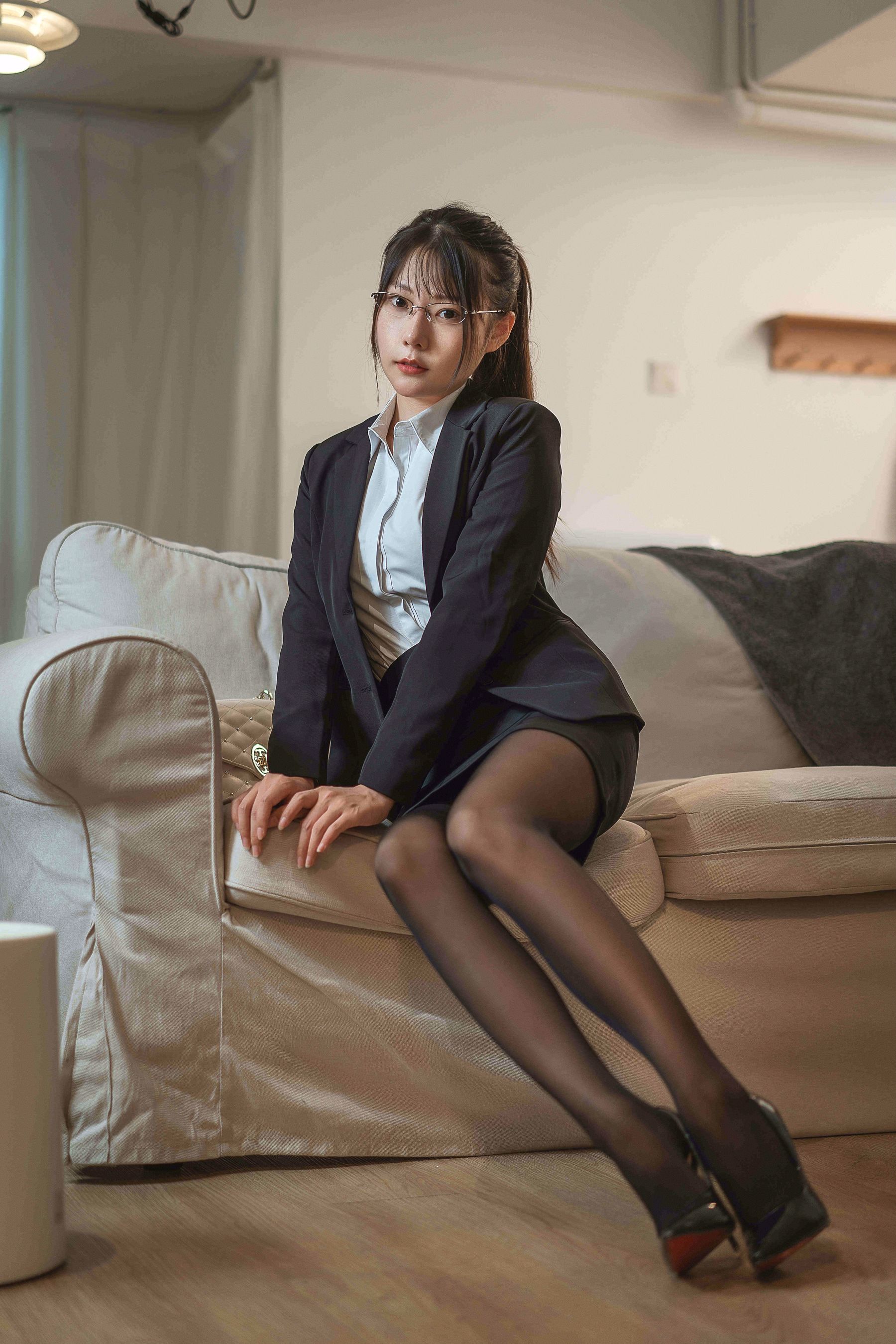 图片[2]-[福利COS] 香草喵露露写真 – 民宿下班回家-蕾丝百合网-美图分享,Cosplay美图,私房写真,套图下载
