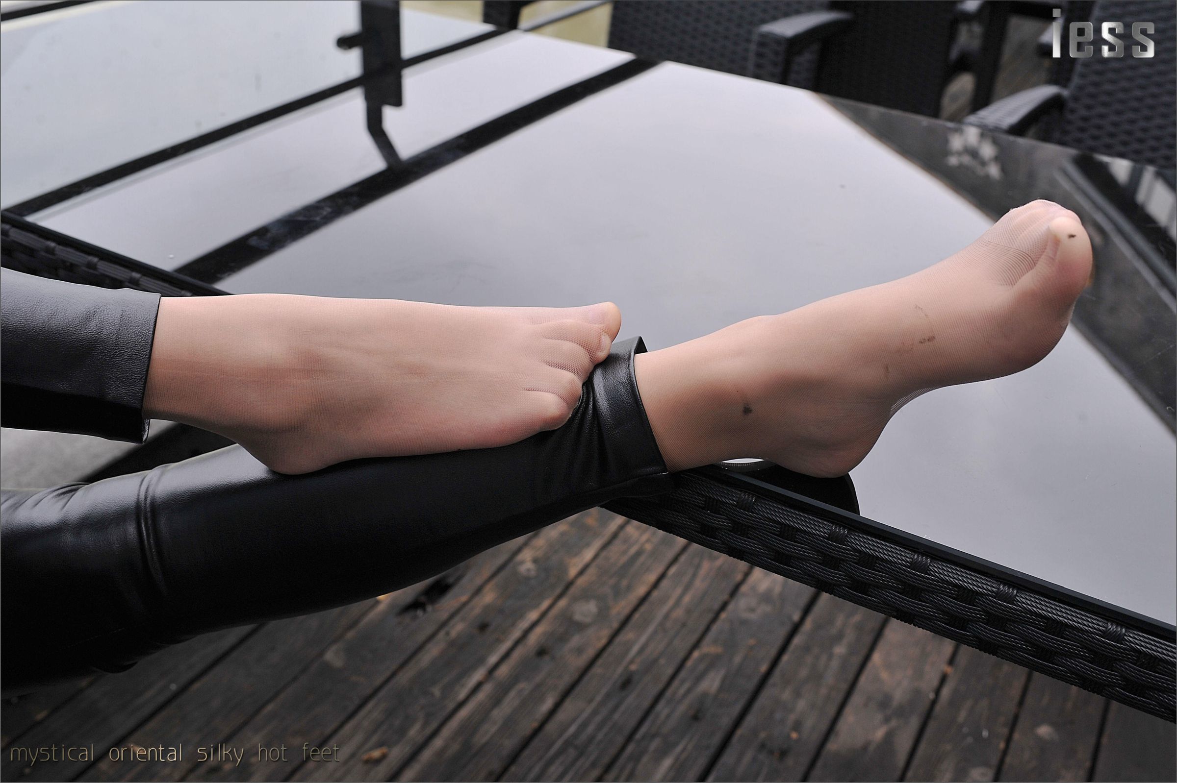 图片[7]-丝足便当021 羊羊 《紧绷皮裤与顺滑肉丝 2》[IESS异思趣向]-秀臀网-高品质图集网