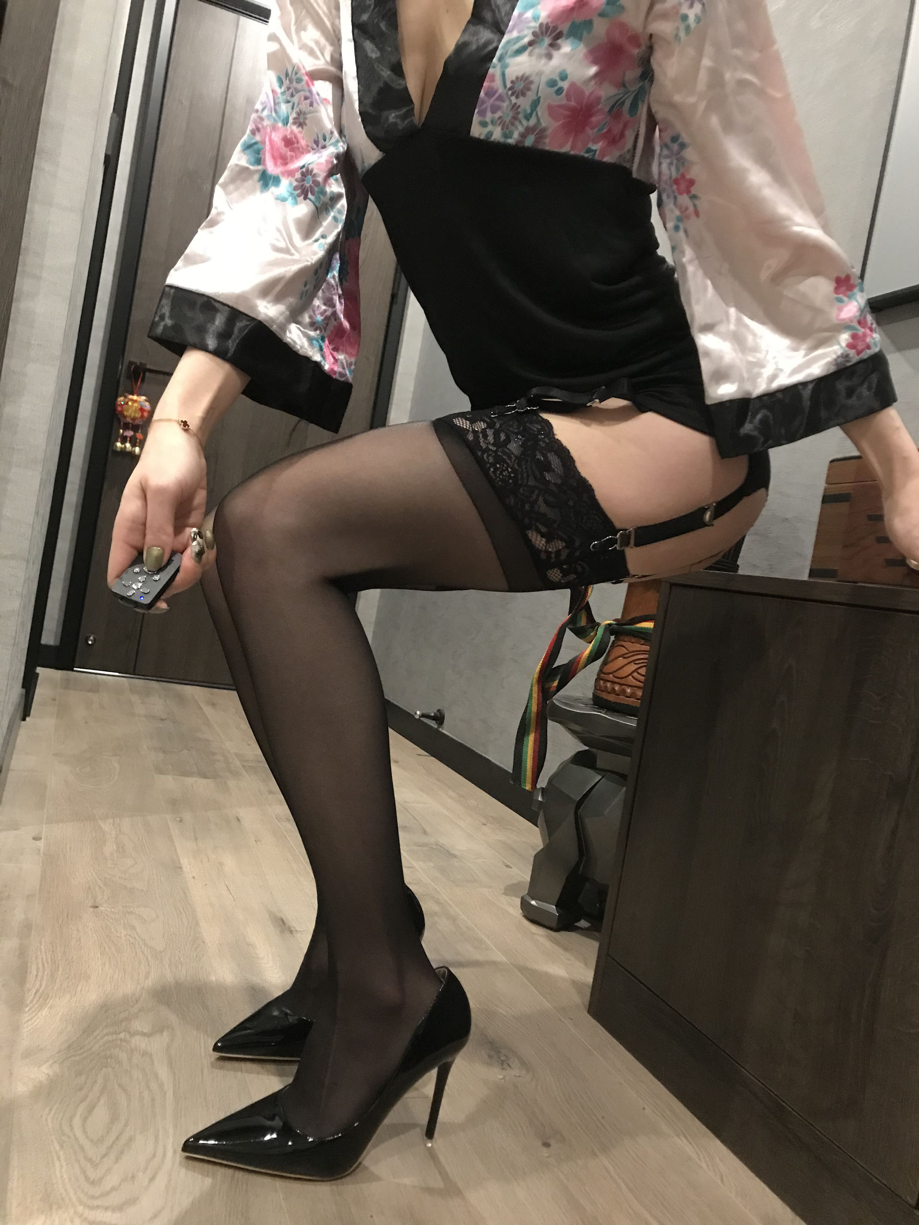 图片[5]-丝足博主麋鹿_Monroe 2020.03.15 睡袍黑丝-蕾丝百合网-美图分享,Cosplay美图,私房写真,套图下载