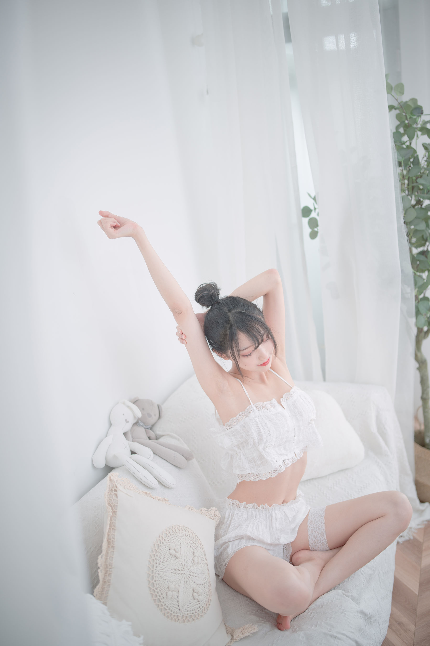 图片[5]-[COS福利] 周叽是可爱兔兔 – 白色睡衣-蕾丝百合网-美图分享,Cosplay美图,私房写真,套图下载