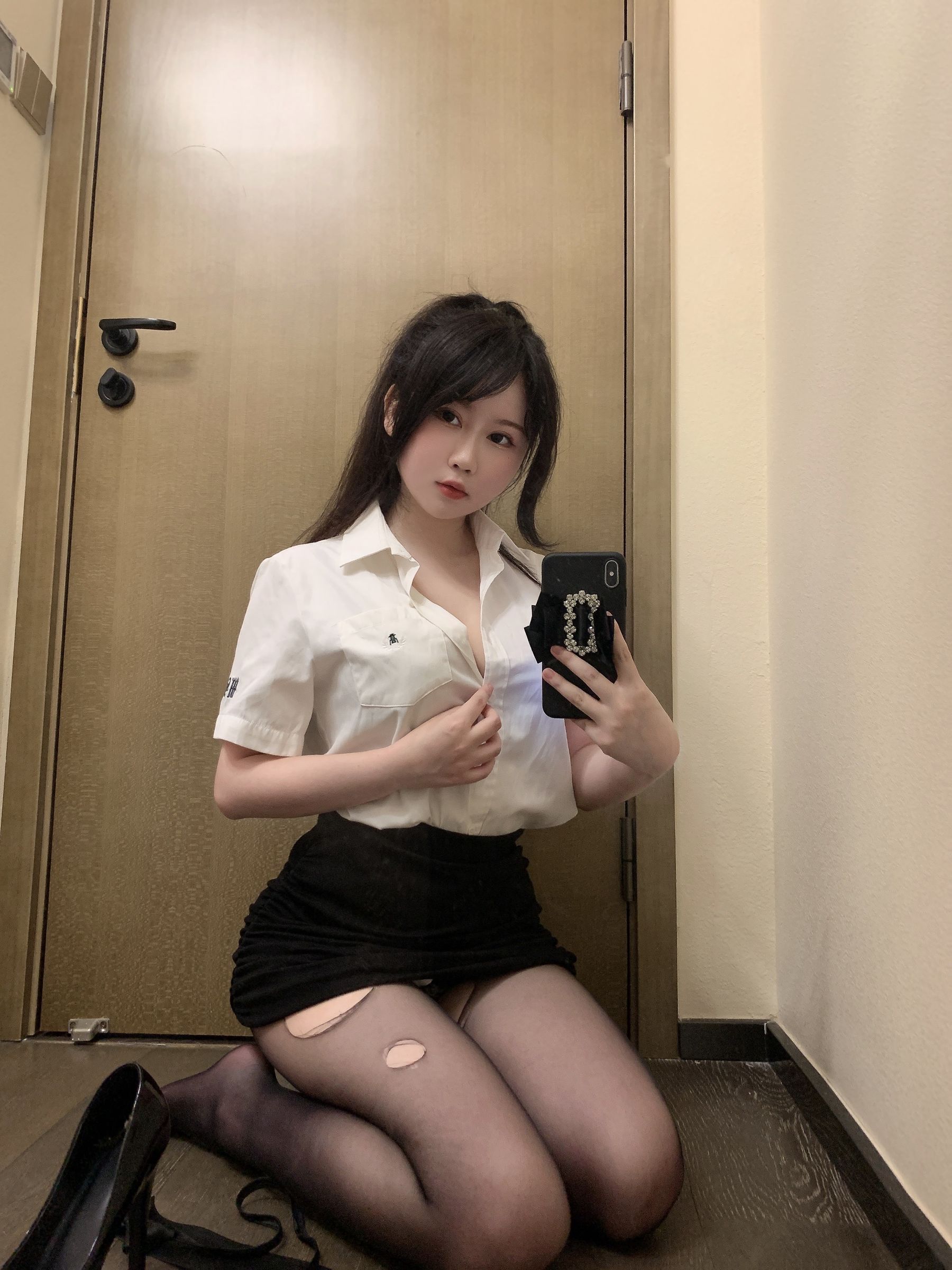 图片[8]-[福利COS] 蜜桃少女是依酱呀 – 刚入职的新人-秀臀网-高品质图集网