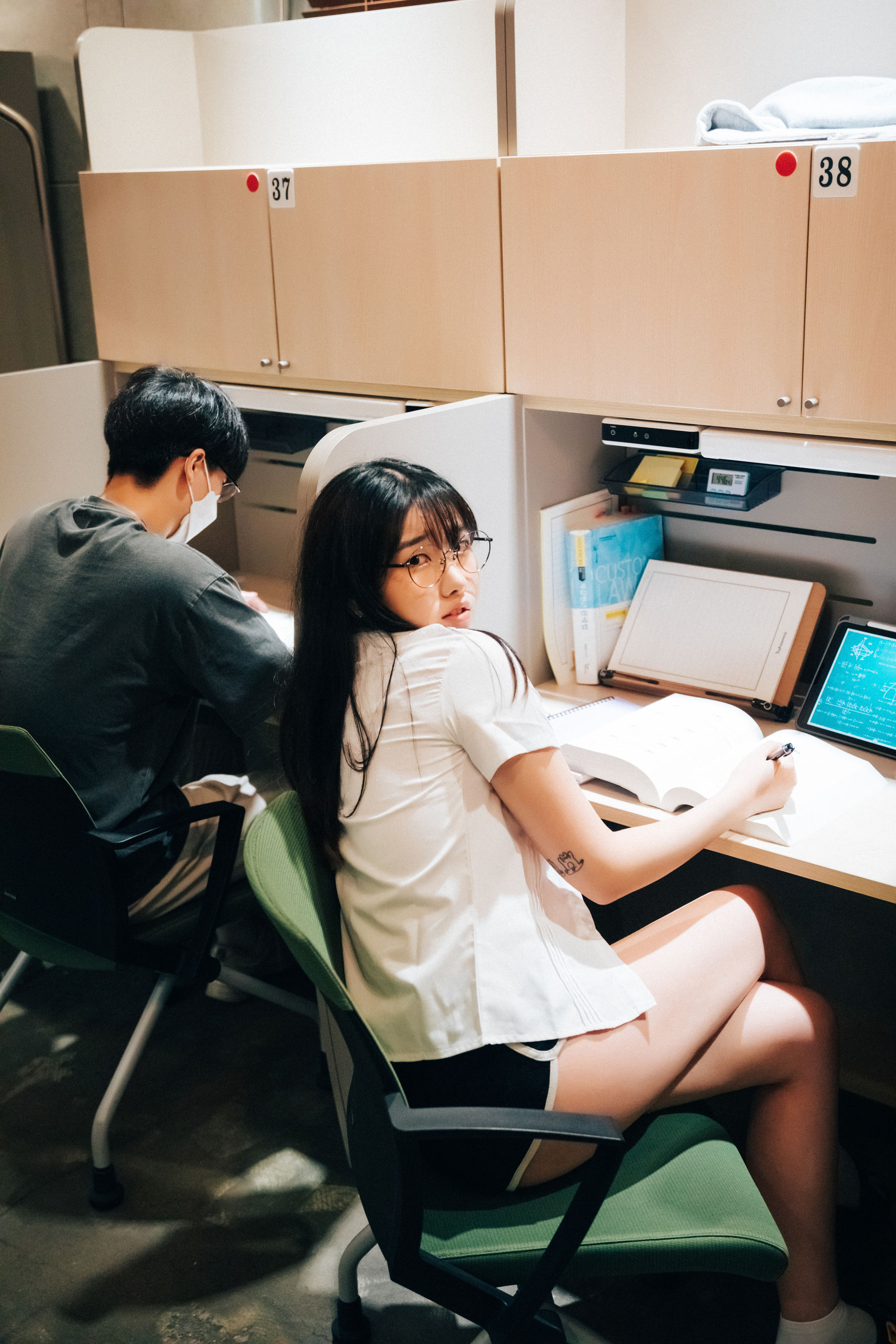 图片[3]-[LOOZY] Sonson – Reading room-蕾丝百合网-美图分享,Cosplay美图,私房写真,套图下载
