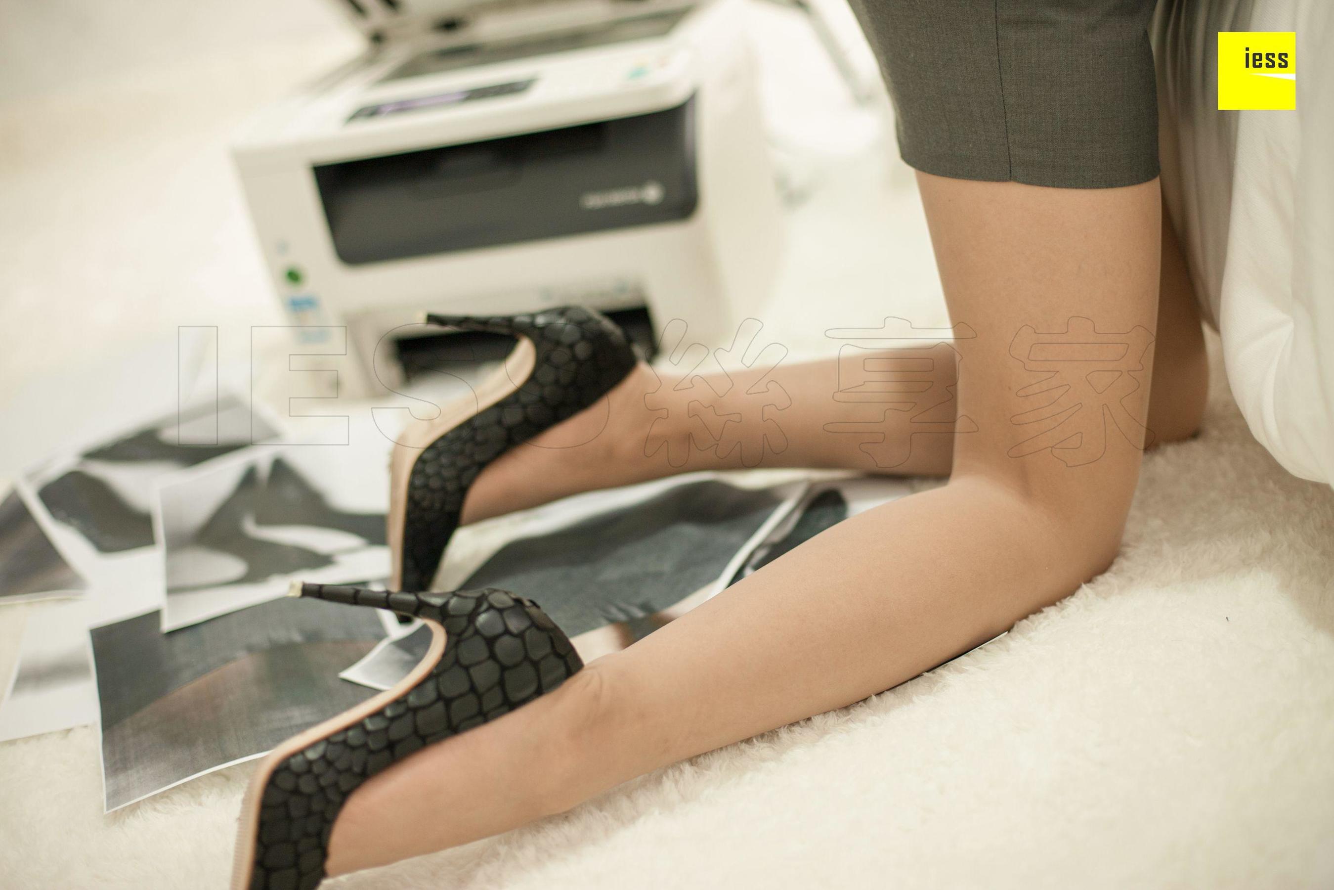 图片[8]-[异思趣向IESS] 模特辣妈君君 《偷玩复印机的女同事》-秀臀网-高品质图集网