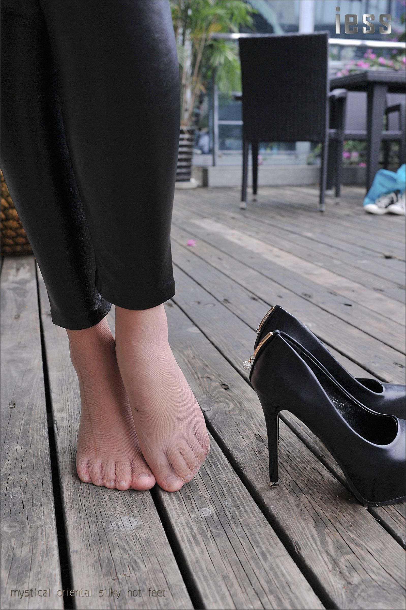 图片[7]-丝足便当020 羊羊 《紧绷皮裤与顺滑肉丝 1》[IESS异思趣向]-秀臀网-高品质图集网