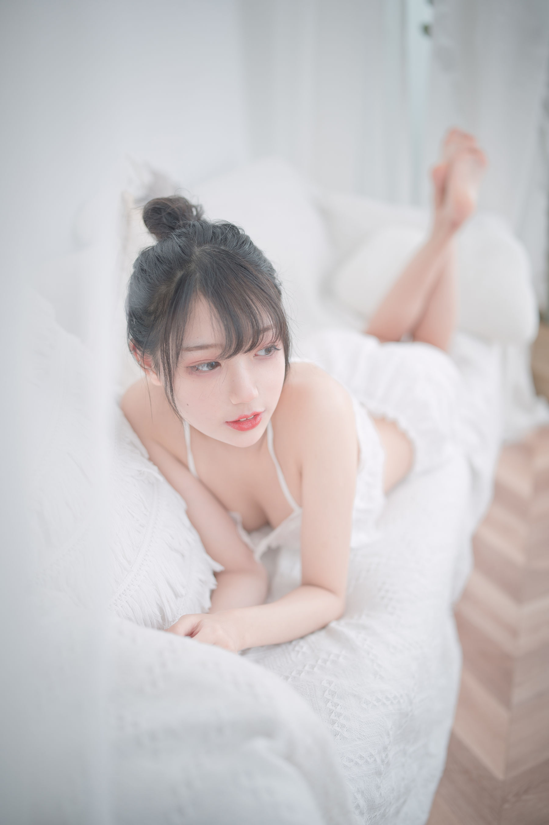 图片[3]-[COS福利] 周叽是可爱兔兔 – 白色睡衣-蕾丝百合网-美图分享,Cosplay美图,私房写真,套图下载