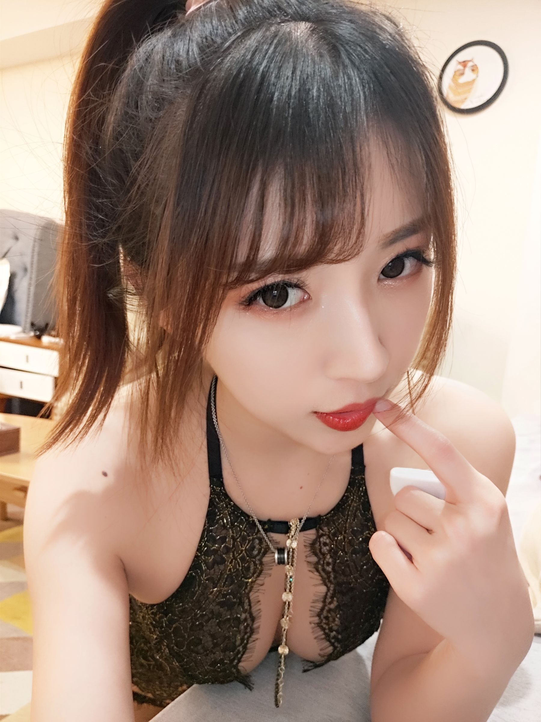 图片[5]-[COS福利] 斗鱼主播小女巫露娜 – 蕾丝亮钻黑色长筒-蕾丝百合网-美图分享,Cosplay美图,私房写真,套图下载