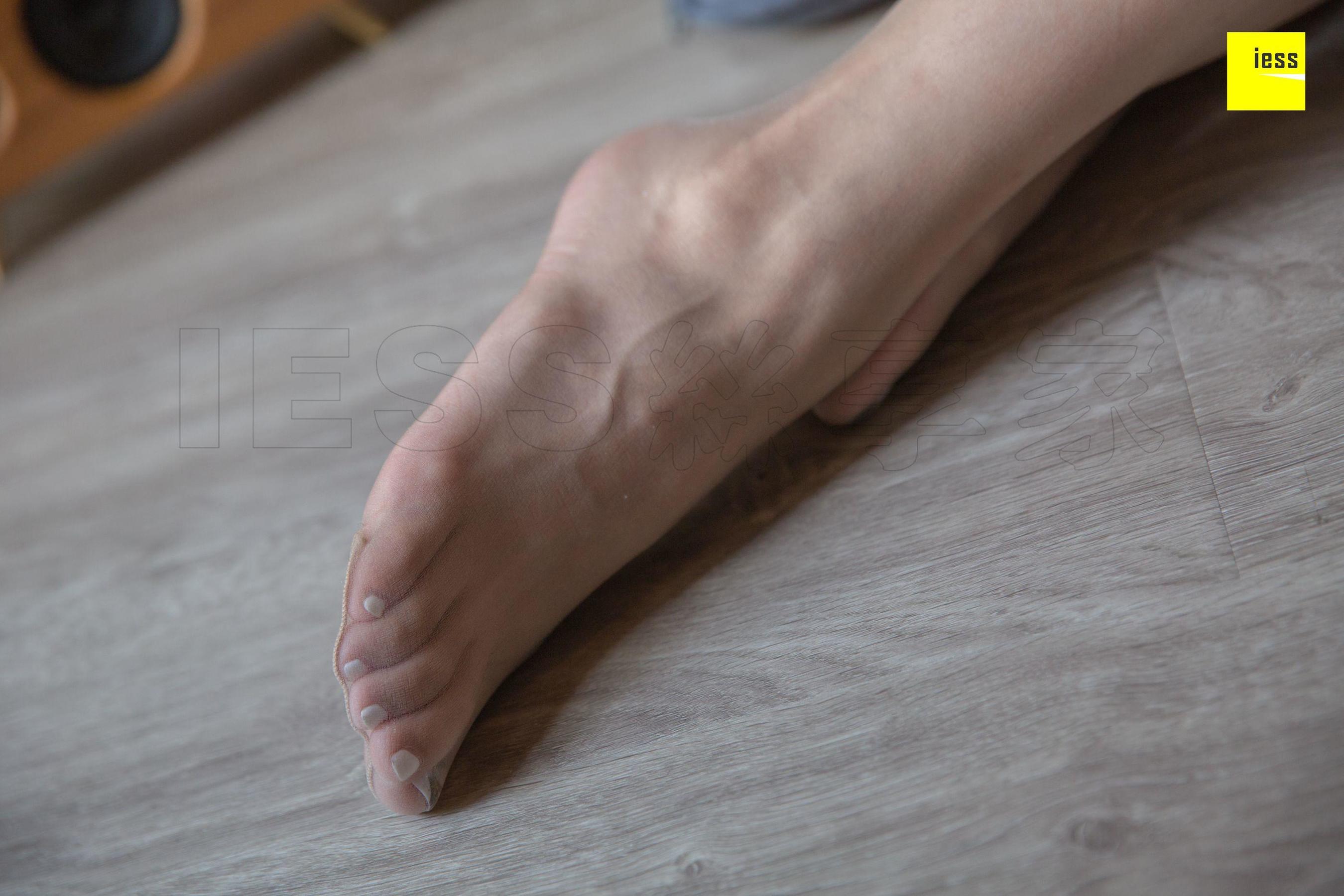 图片[9]-[异思趣向IESS] 模特辣妈君君 《辣妈热裤凉拖》-秀臀网-高品质图集网