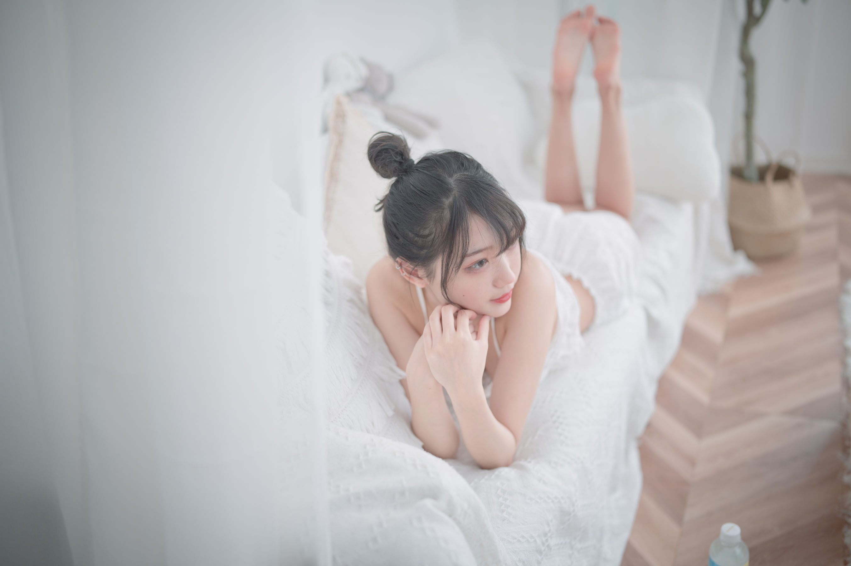 [COS福利] 周叽是可爱兔兔 – 白色睡衣-蕾丝百合网-美图分享,Cosplay美图,私房写真,套图下载