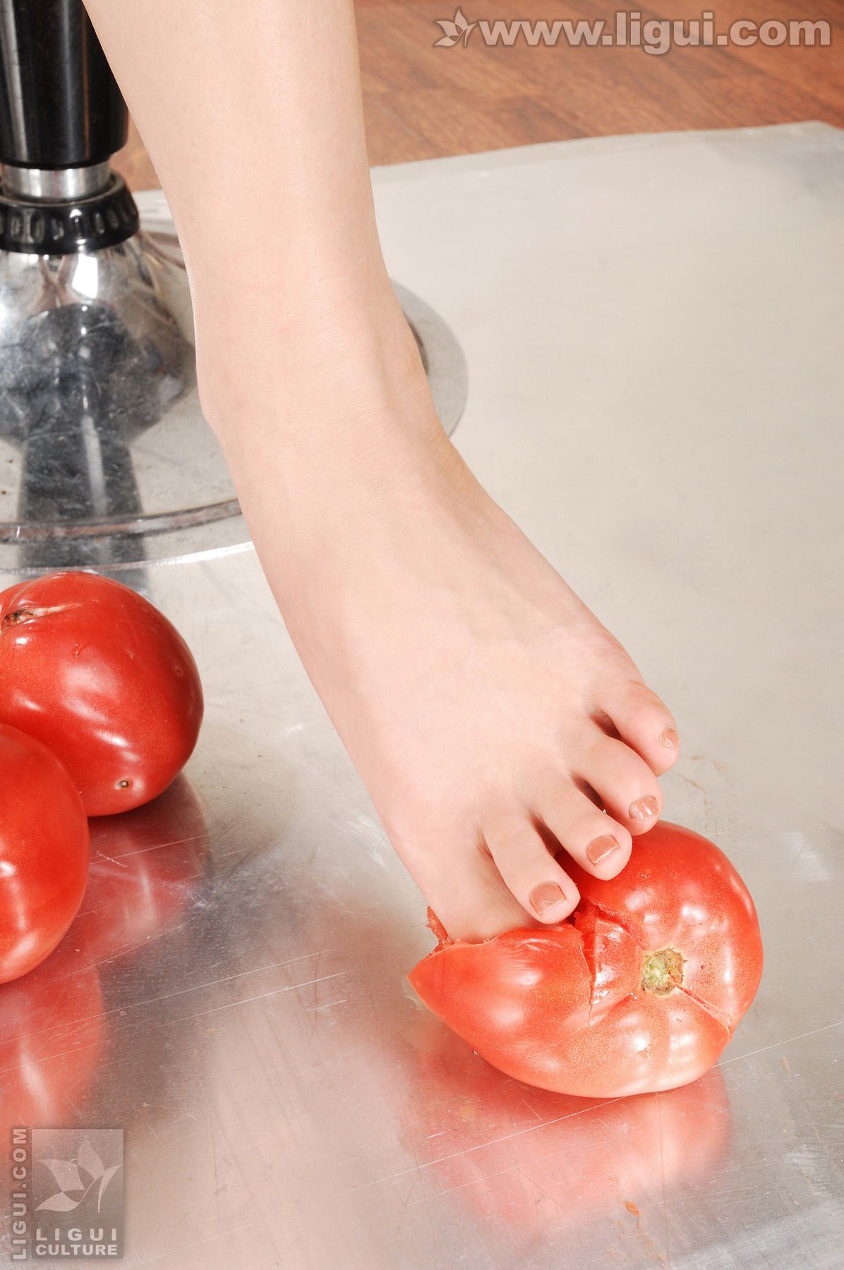 图片[9]-Model 尤美《黏湿的美腿踩踏》 [丽柜LiGui] 美腿玉足写真图片-秀臀网-高品质图集网