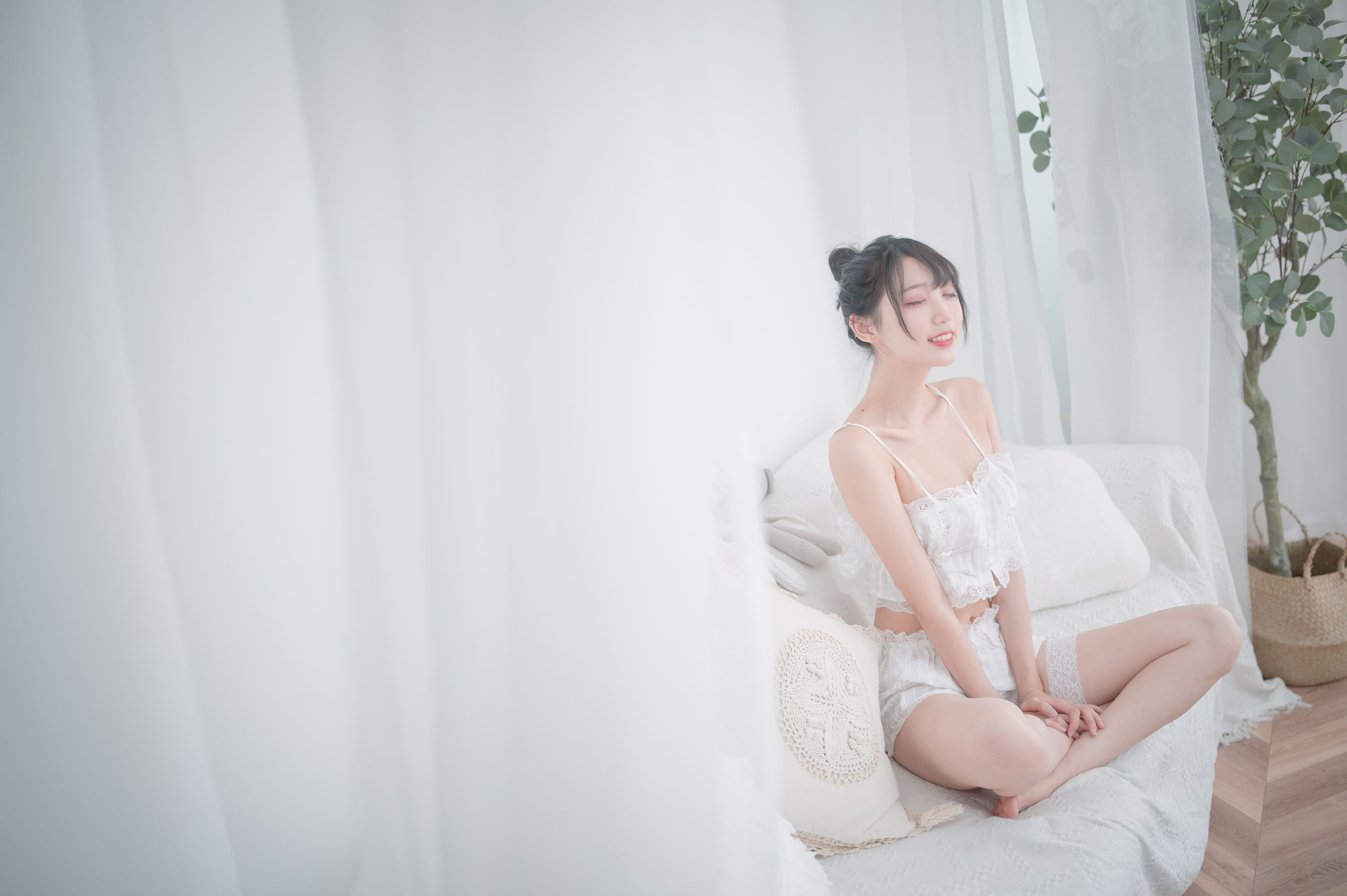 图片[4]-[COS福利] 周叽是可爱兔兔 – 白色睡衣-蕾丝百合网-美图分享,Cosplay美图,私房写真,套图下载